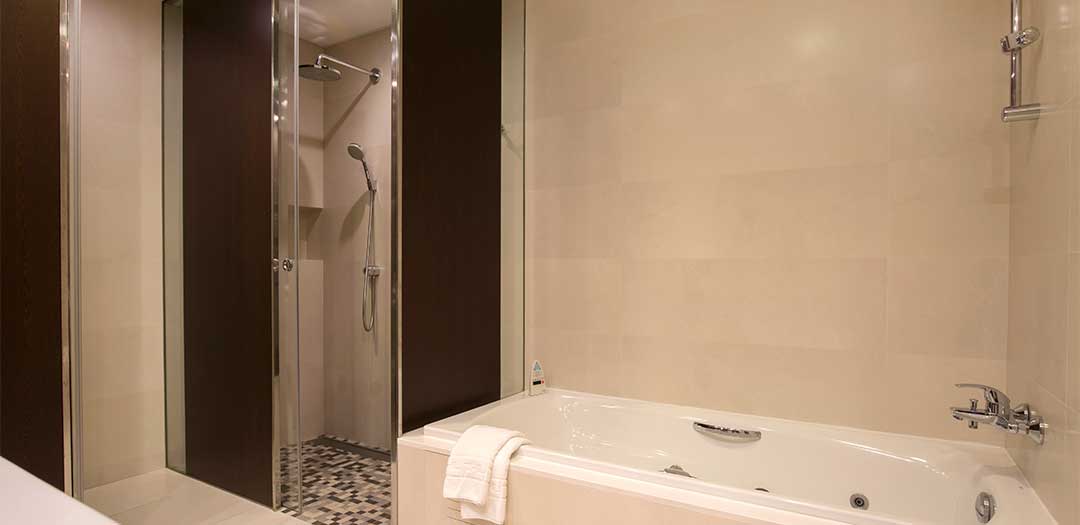 Baño habitación Junior suite Hotel Yomo Mola Park