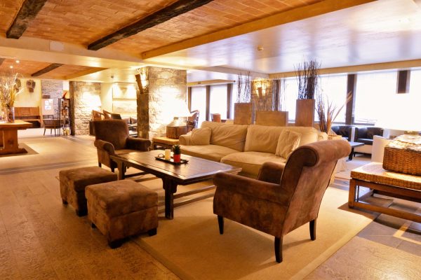 Salón rústico con variedad de sofás
