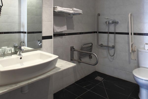 Baño habitación adaptada Hostal Yomo Bcn Port