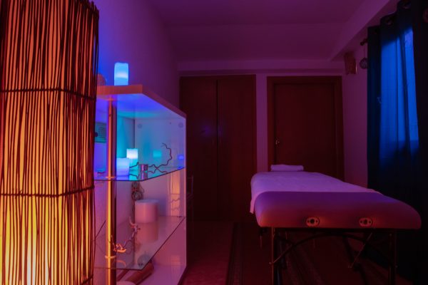 sala de masajes con luces tenues de colores fríos