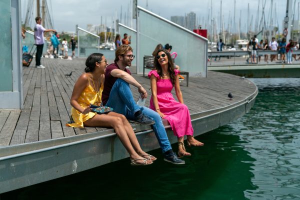3 amigos felices, que se hospedan en el Yomo Bcn Port, en el puerto de barcelona