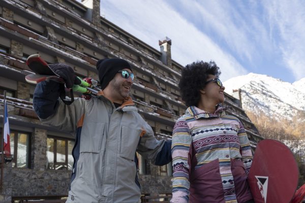 Pareja saliendo del Hotel Yomo Patagonia yendo a esquiar en Vallnord