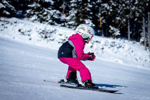 Niña hospedada en el Hotel Yomo Patagonia aprende a esquiar en Vallnord, Andorra